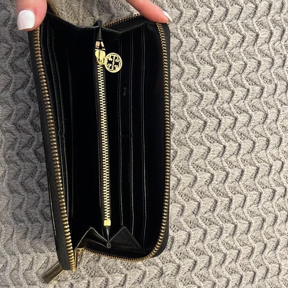 Authentic Tory Burch patent leather wallet - Picture 6 of 8